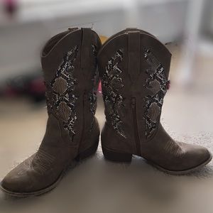 Women’s suede boots (Never worn!)